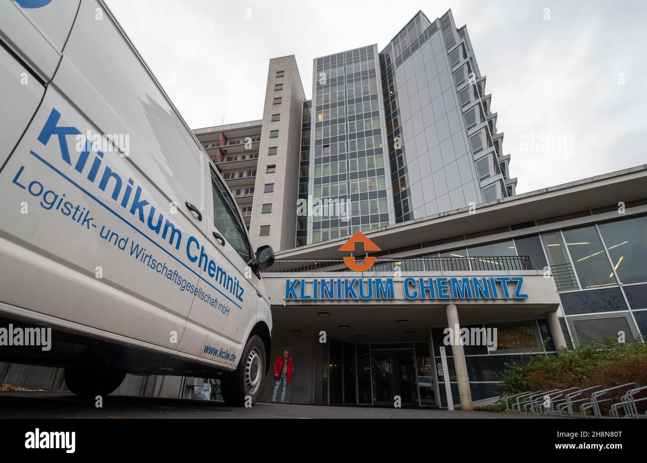 01. Dezember 2021, Sachsen, Chemnitz: Blick auf den Haupteingang des Chemnitzer Krankenhauses. Die Stadt Chemnitz und das benachbarte Erzgebirge leiden derzeit unter sehr hohen Corona-Inzidenzraten. Die Situation belastet die Kliniken in der Region außerordentlich. Foto: Hendrik Schmidt/dpa-Zentralbild/dpa Stockfoto