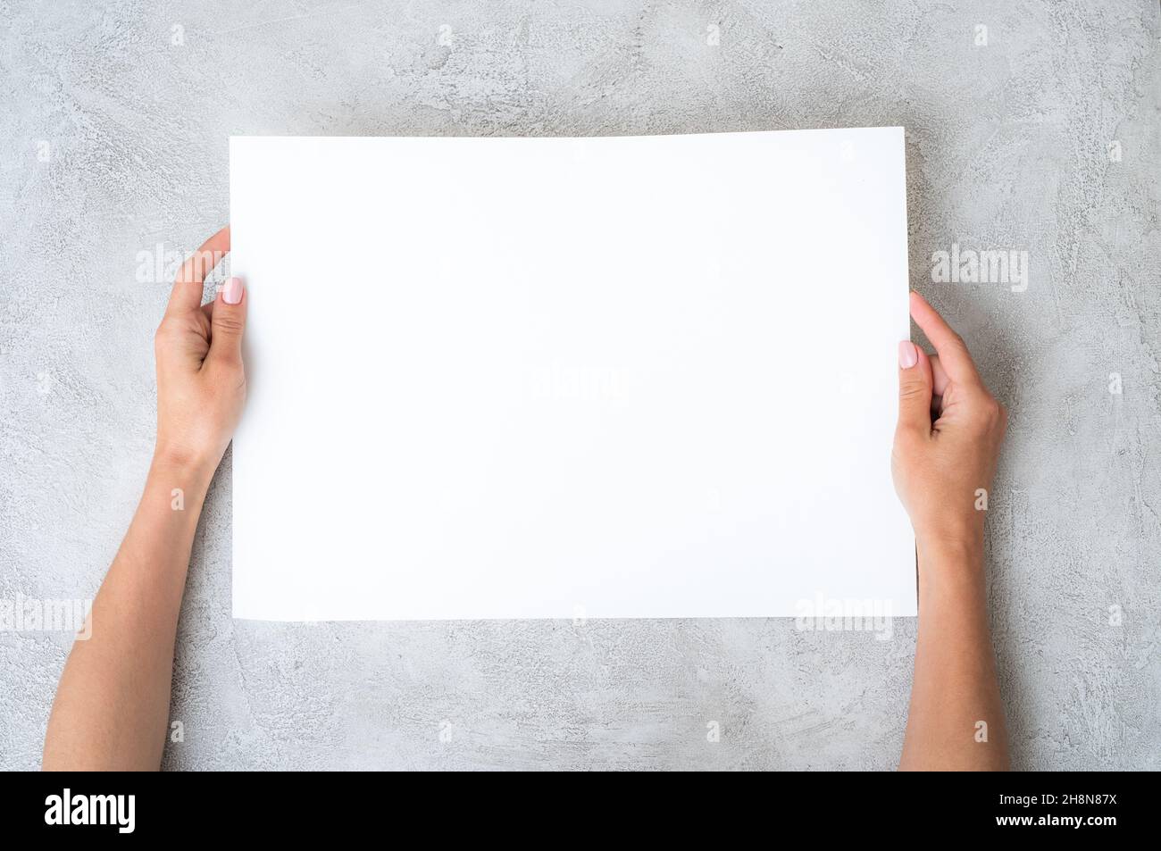 Mädchen hält ein Papier Stockfoto