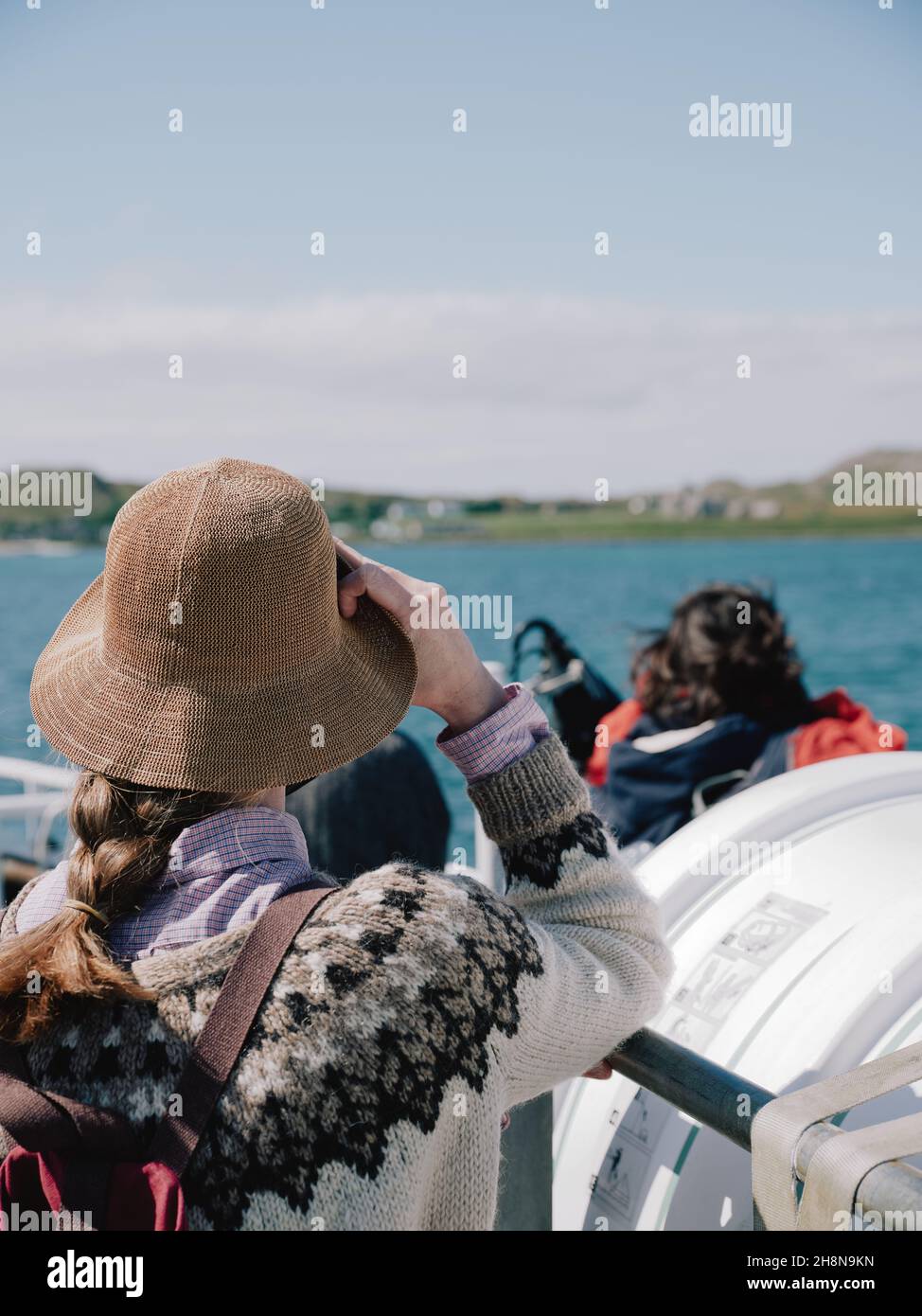 Mit der Calmac-Fähre von Fionnphort auf der Isle of Mull Scotland - schottischer Sommer-Tourismus-Inselhüpfen - auf den Inner Hebriden zur Isle of Iona Stockfoto