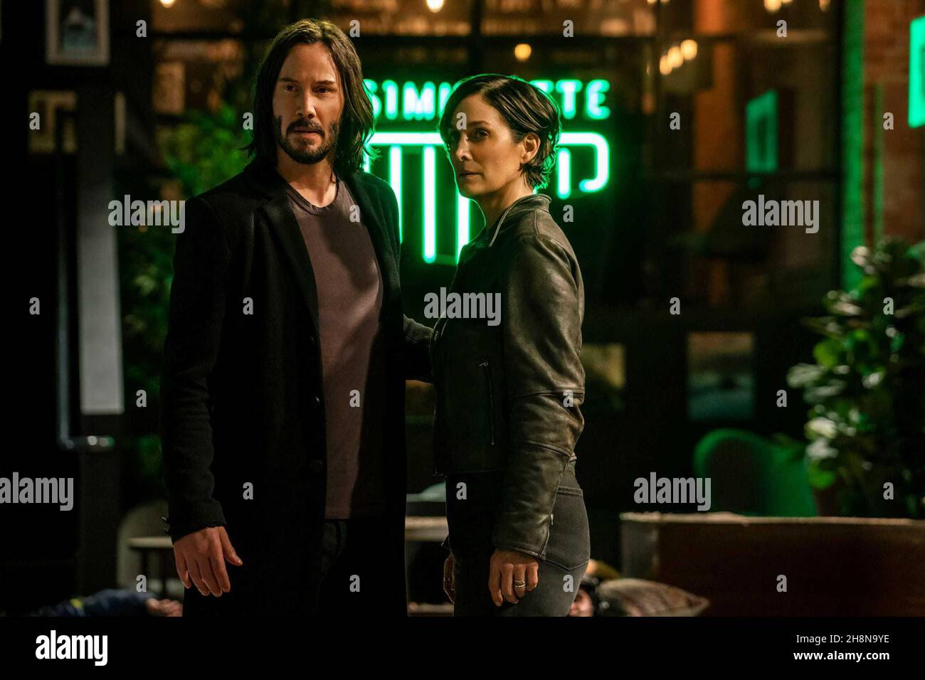 Carrie anne moos keanu reeves -Fotos und -Bildmaterial in hoher ...