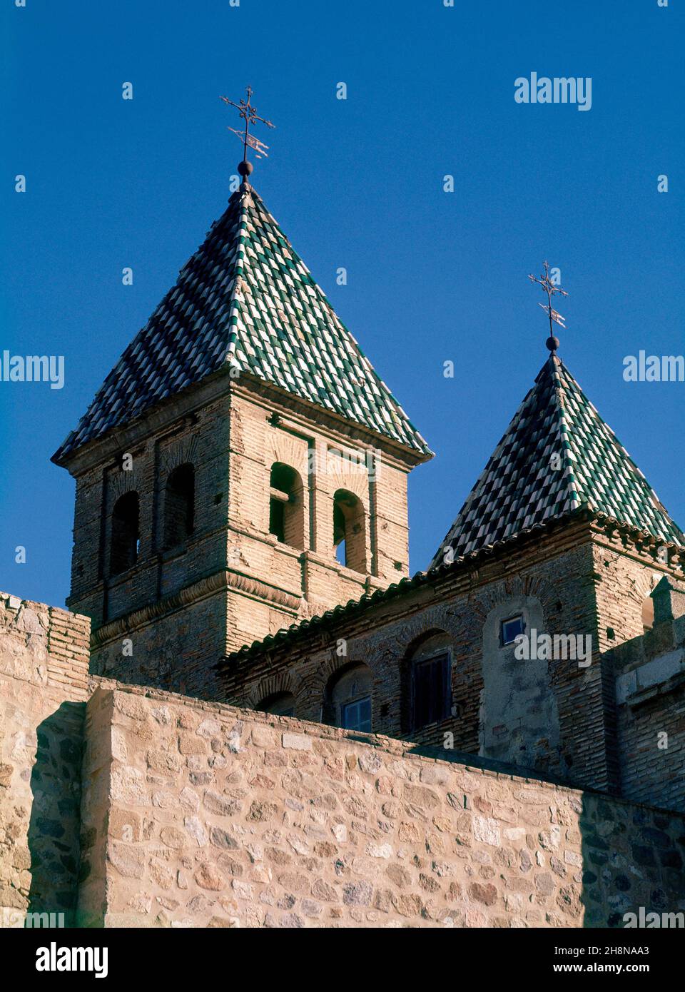 PUERTA DE NÉA BISAGRA - CHAPITELES. Autor: COVARRUBIAS ALONSO. Lage: AUSSEN. Toledo. SPANIEN. Stockfoto