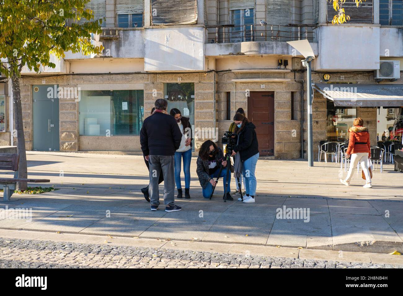 Castelo Branco, Portugal - 30 2021. November: Weibliche Filmcrew auf den Straßen von Castelo Branco Stockfoto