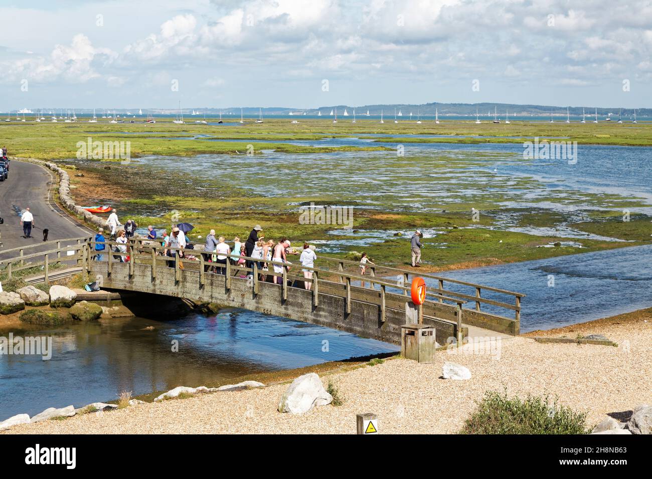 Menschen Krabbenfischen auf einer Brücke in der Nähe von Milford auf dem Meer mit Blick über Hurst Point. Stockfoto