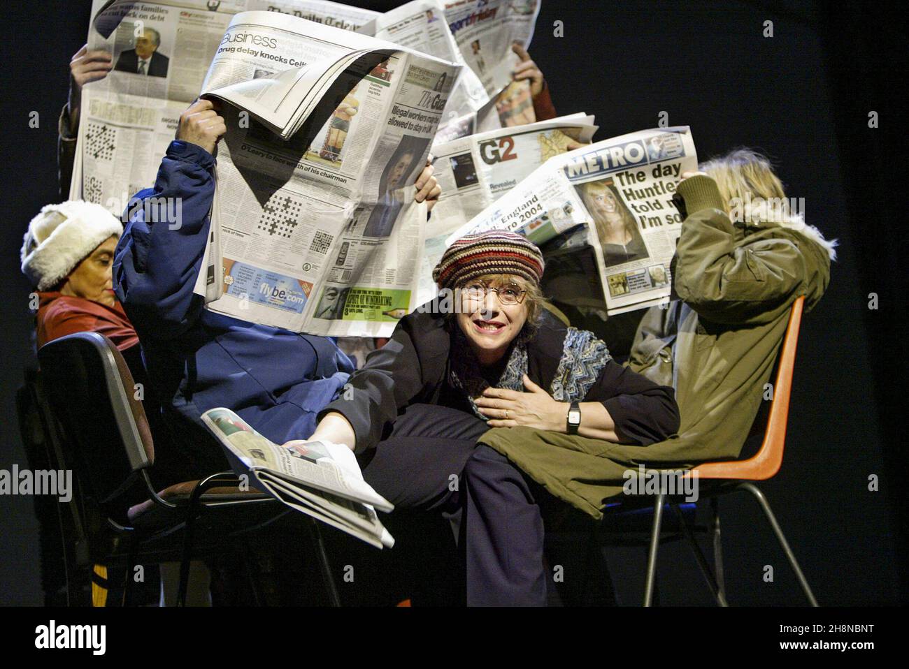 Überfüllte Bahnpendler (Mitte: KiKa Markham) in THE PERMANENT WAY von David Hare im Theatre Royal, York, England 15/11/2003 eine aus Joint & National Theatre Koproduktion: William Dudley Beleuchtung: Johanna Stadtleitung: Max Stafford-Clark Stockfoto