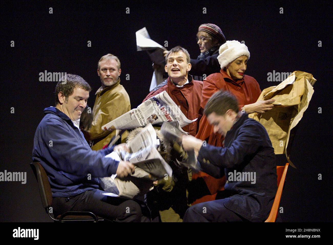 Überfüllte Pendler (Mitte - Nigel Cooke) in THE PERMANENT WAY von David Hare am Theatre Royal, York, England 15/11/2003 eine aus Joint & National Theatre Koproduktion Design: William Dudley Beleuchtung: Johanna Town Regie: Max Stafford-Clark Stockfoto