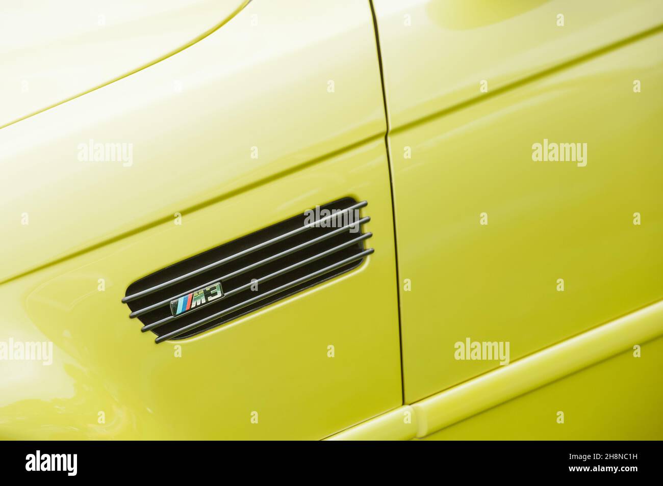 m3 Fahrzeug-Plakette auf einem Luxus-BMW-Sportwagen in Yateley, Großbritannien am 30. August 2021 Stockfoto