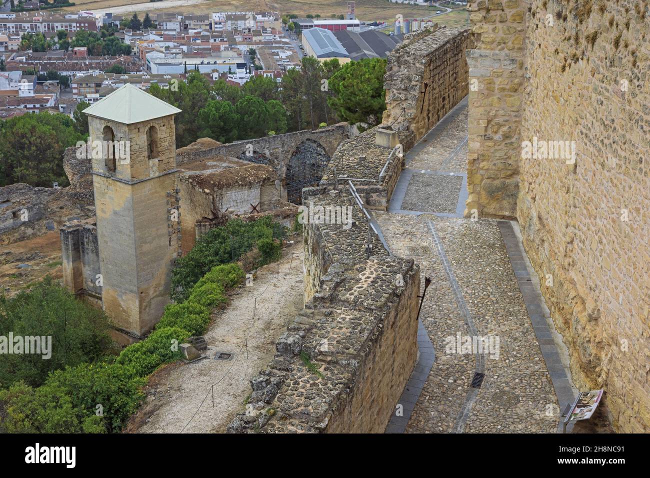 Die dicken Außenmauern der Festung La Mota, eine große ummauerte Einfriedung über Alcala la Real Stockfoto