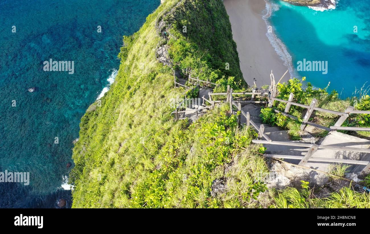 Fantastischer Blick von der Treppe zum berühmten Kelingking Beach in Nusa Penida, Indonesien. 4K Stockfoto