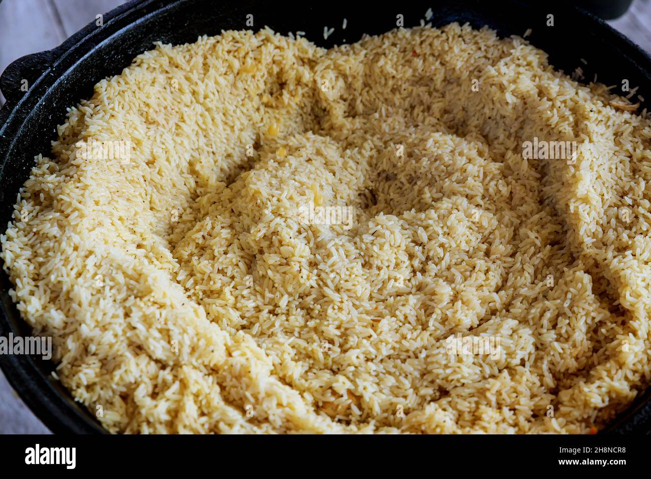 Kochen Reis weiß lang in Eisenkessel. Arabische Küche. Stockfoto