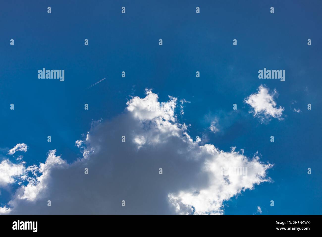 Schöne blaue Himmel Wolken als Hintergrund. Panorama des Himmels. Ökologie Natur Konzept, blauer Himmel mit schönen natürlichen weißen Wolken Stockfoto