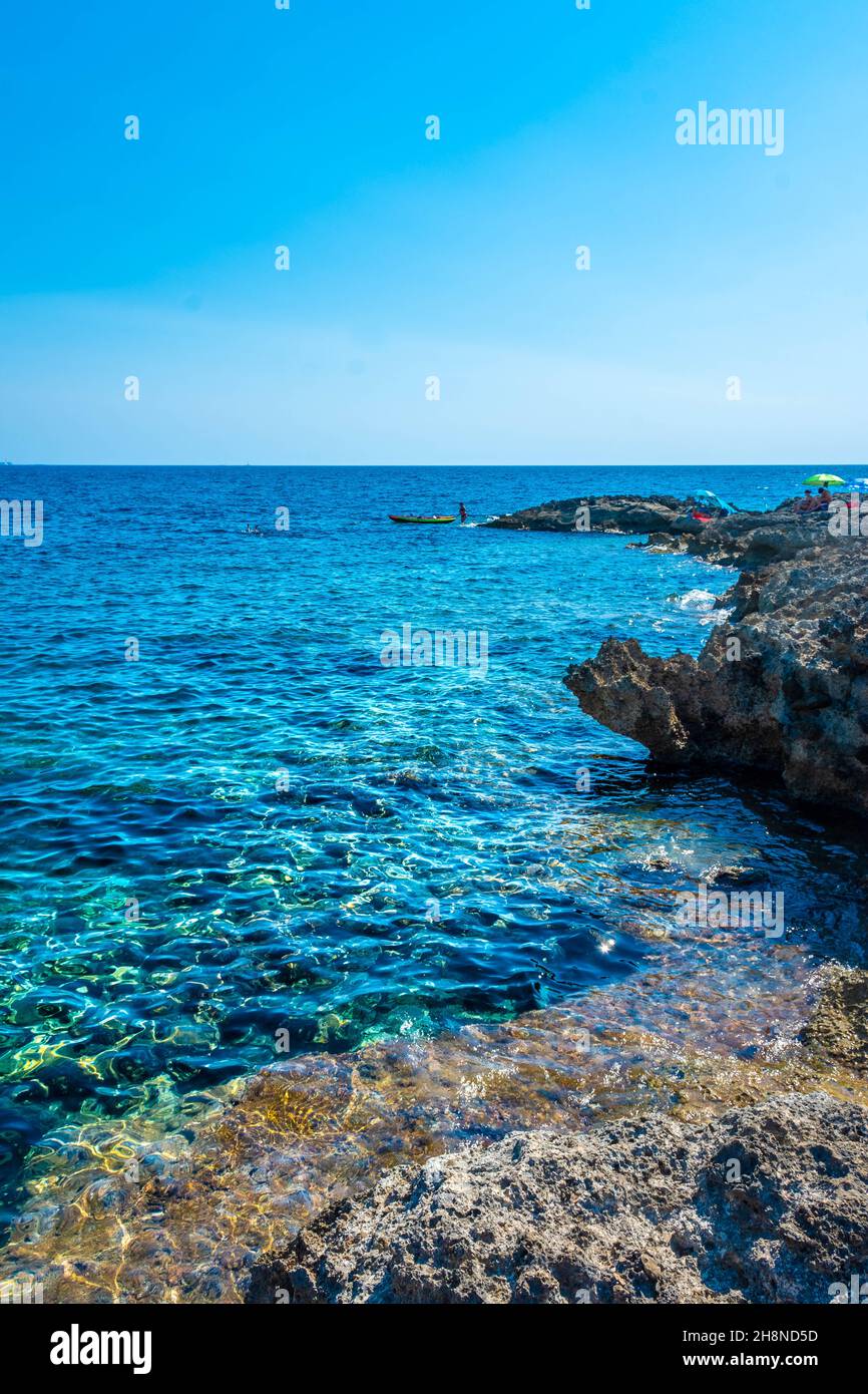 PUNTA PROSCIUTTO, ITALIEN, 20. AUGUST 2021: Wunderschönes kristallklares Wasser am Strand von Punta Prosciutto, Salento, Italien Stockfoto