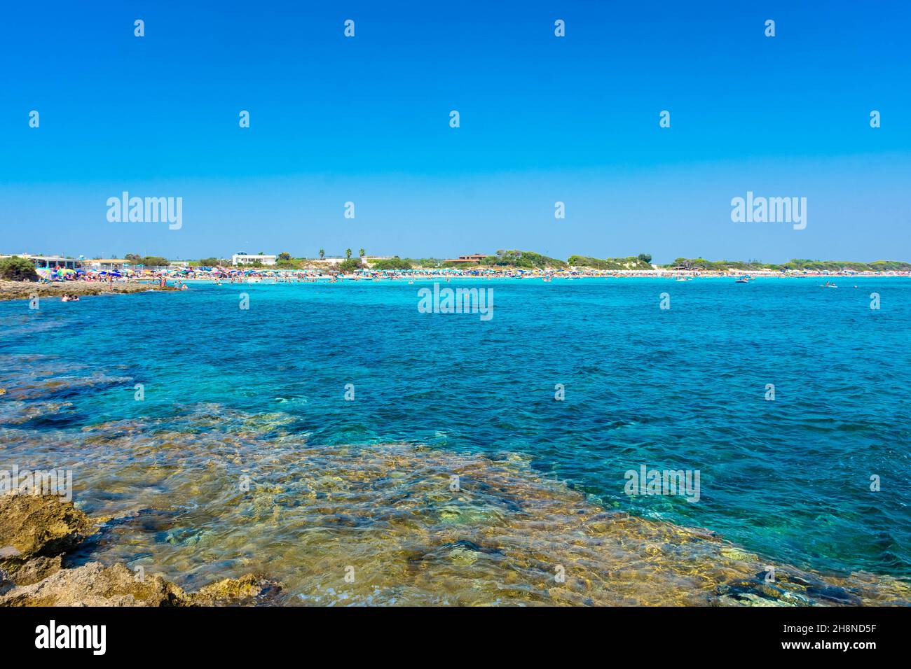 PUNTA PROSCIUTTO, ITALIEN, 20. AUGUST 2021: Wunderschönes kristallklares Wasser am Strand von Punta Prosciutto, Salento, Italien Stockfoto