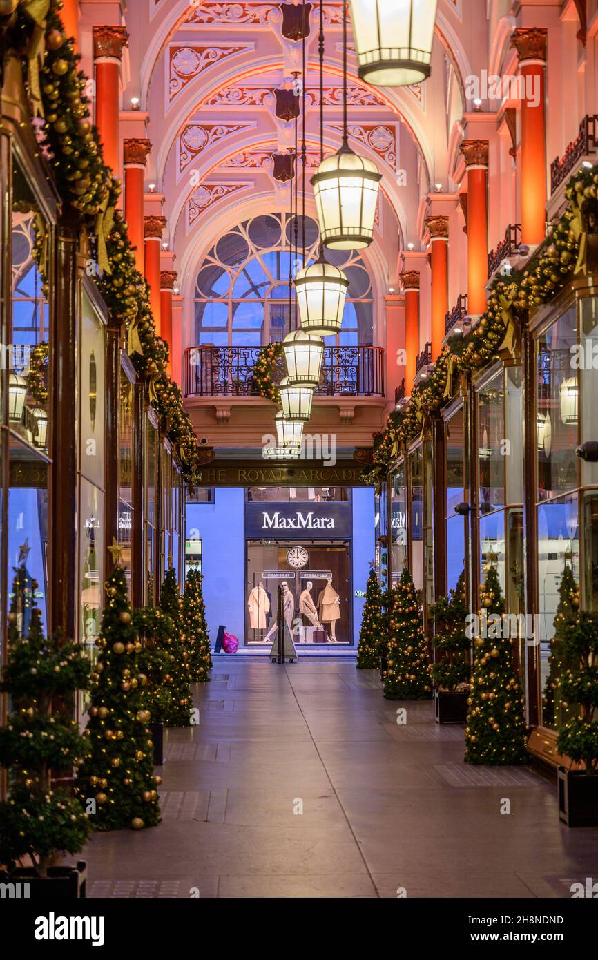London, Großbritannien. 1. Dezember 2021. An einem grauen Londoner Morgen säumen Weihnachtsbäume die Royal Arcade. Quelle: Malcolm Park/Alamy Live News Stockfoto