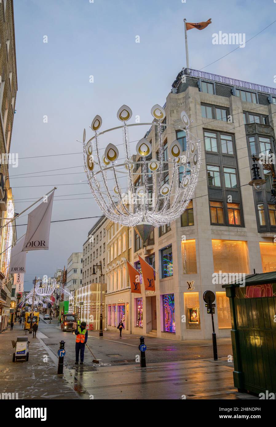 London, Großbritannien. 1. Dezember 2021. Weihnachtslichter erhellen die New Bond Street an einem grauen Londoner Morgen. Quelle: Malcolm Park/Alamy Live News Stockfoto