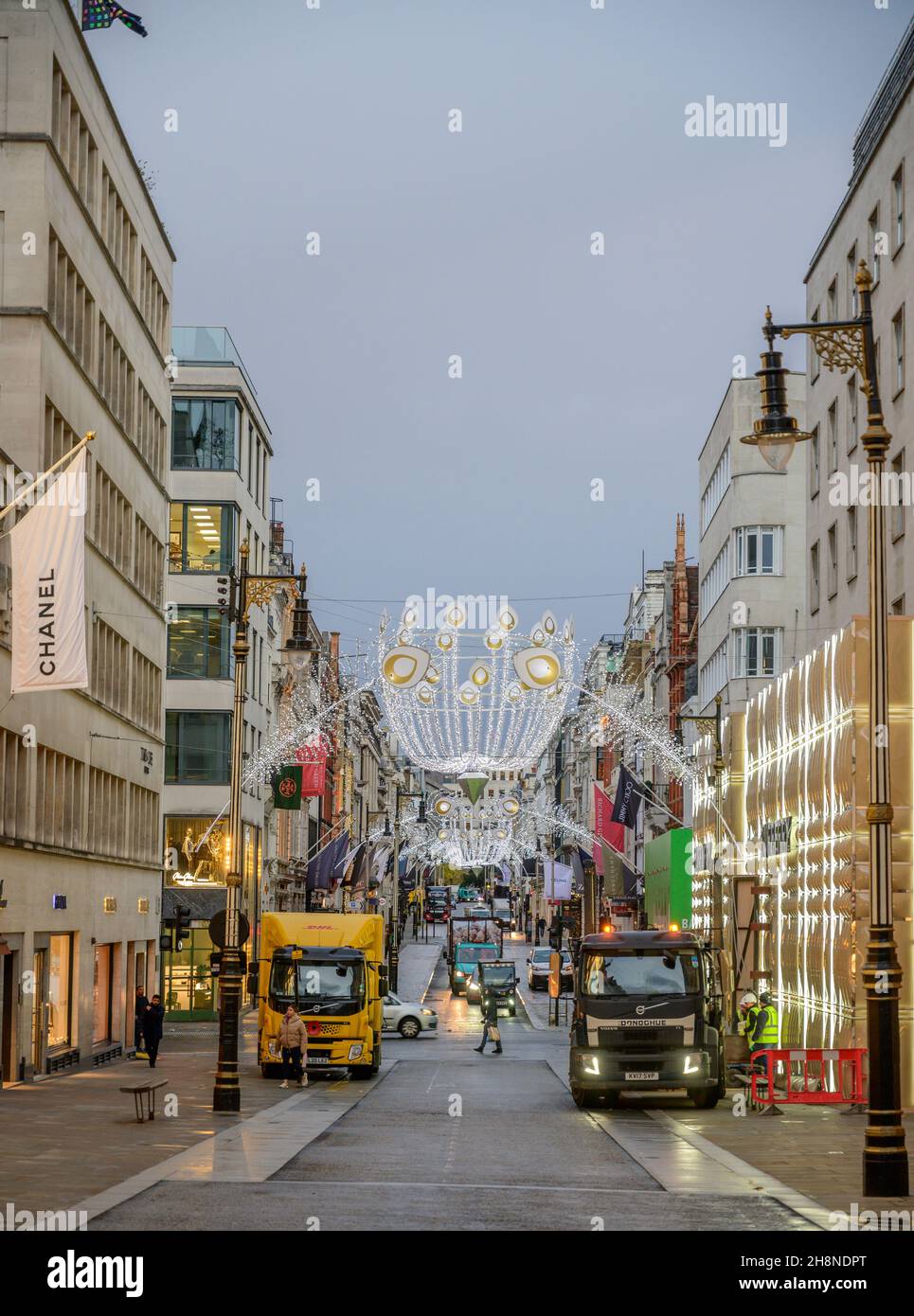 London, Großbritannien. 1. Dezember 2021. Weihnachtslichter erhellen die New Bond Street an einem grauen Londoner Morgen. Quelle: Malcolm Park/Alamy Live News Stockfoto