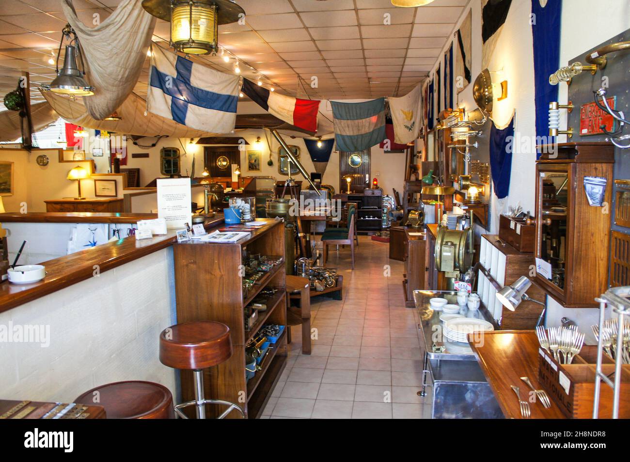 Marineshop für Antiquitäten- und Marinesalons in St. Malo, Frankreich, Flaggen, Schiffe Holzmöbel aus Messing, Ozeandampfer, Kreuzfahrtschiffe Bildfoto Stockfoto
