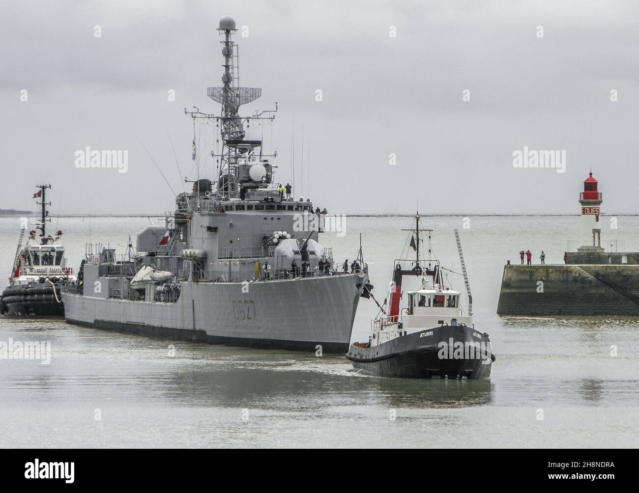 Französisches Zerstörerschiff Maille-Breze (D627) in Saint Nazaire mit zwei Schleppschiffen. Das Schiff diente im Film Dünkirchen 2017, Meeresmuseum in Nantes, Frankreich Stockfoto