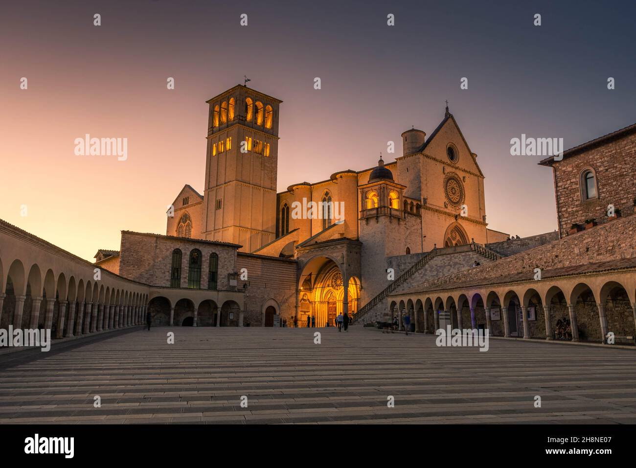 ASSISI, ITALIEN, 6. AUGUST 2021: Sonnenuntergang über der Basilika San Francesco, einer der wichtigsten katholischen Kirchen Stockfoto