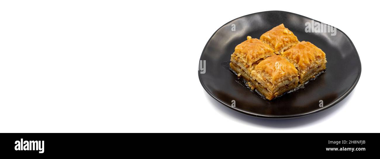 Walnuss Baklava auf weißem Hintergrund. Türkischer Stil Walnuss Baklava Präsentation und Service. Leerer Raum für Text. Speicherplatz kopieren Stockfoto
