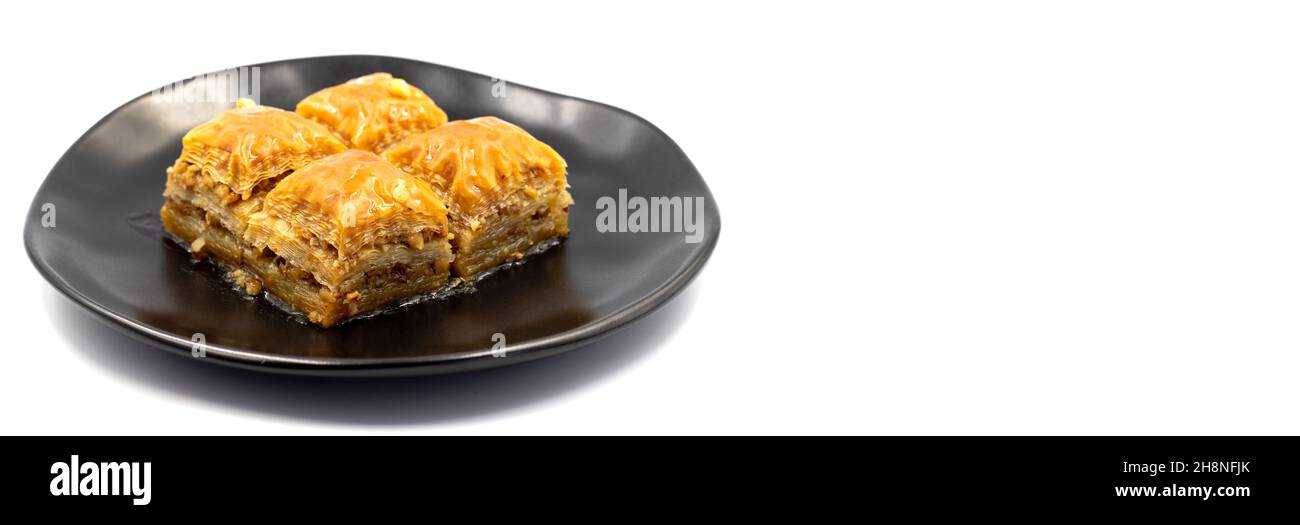Walnuss Baklava auf weißem Hintergrund. Türkischer Stil Walnuss Baklava Präsentation und Service. Leerer Raum für Text. Speicherplatz kopieren Stockfoto