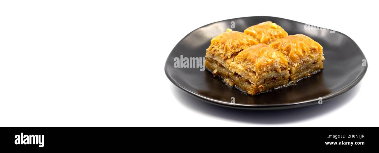 Walnuss Baklava auf weißem Hintergrund. Türkischer Stil Walnuss Baklava Präsentation und Service. Leerer Raum für Text. Speicherplatz kopieren Stockfoto