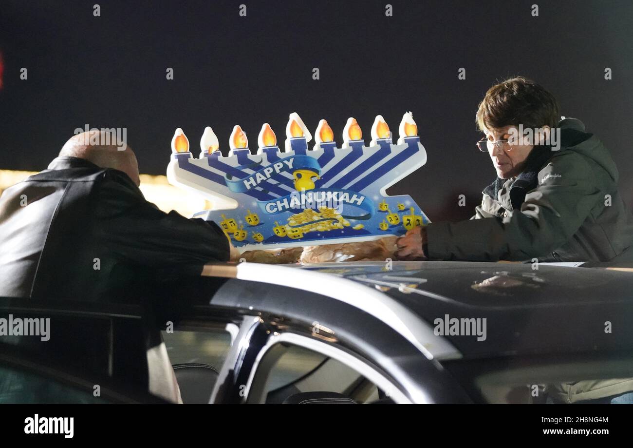 Chesterfield, Usa. 30th. November 2021. Die Teilnehmer der jährlichen Chanukah-Auto-Menorah-Parade platzieren vor dem Start in Chesterfield, Missouri, am Dienstag, dem 30. November 2021, eine riesige Menorah auf ihrem Auto. Autos fahren mehrere Meilen in der Parade mit einer beleuchteten Menora, die an ihren Autos befestigt ist, und hören Chanukah-Musik. Foto von Bill Greenblatt/UPI Credit: UPI/Alamy Live News Stockfoto