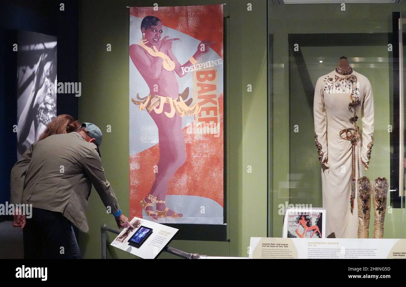 St. Louis, Usa. 30th. November 2021. Besucher der Josephine Baker-Ausstellung in der Missouri Historical Society lesen am Dienstag, den 30. November 2021, über ihr Leben in St. Louis. Baker, ein ehemaliger St. Louisian, war ein Tänzer und Sänger, der in Frankreich während der 1920s sehr populär wurde. Baker ist die erste schwarze Frau, die am französischen Pantheon zur Ruhe gebracht wird. Präsident Emmanuel Macron würdigte Baker' Vermächtnis während einer offiziellen Zeremonie am 30. November 2021 im Pantheon. Baker starb im Alter von 68 Jahren im Jahr 1975. Foto von Bill Greenblatt/UPI Credit: UPI/Alamy Live News Stockfoto