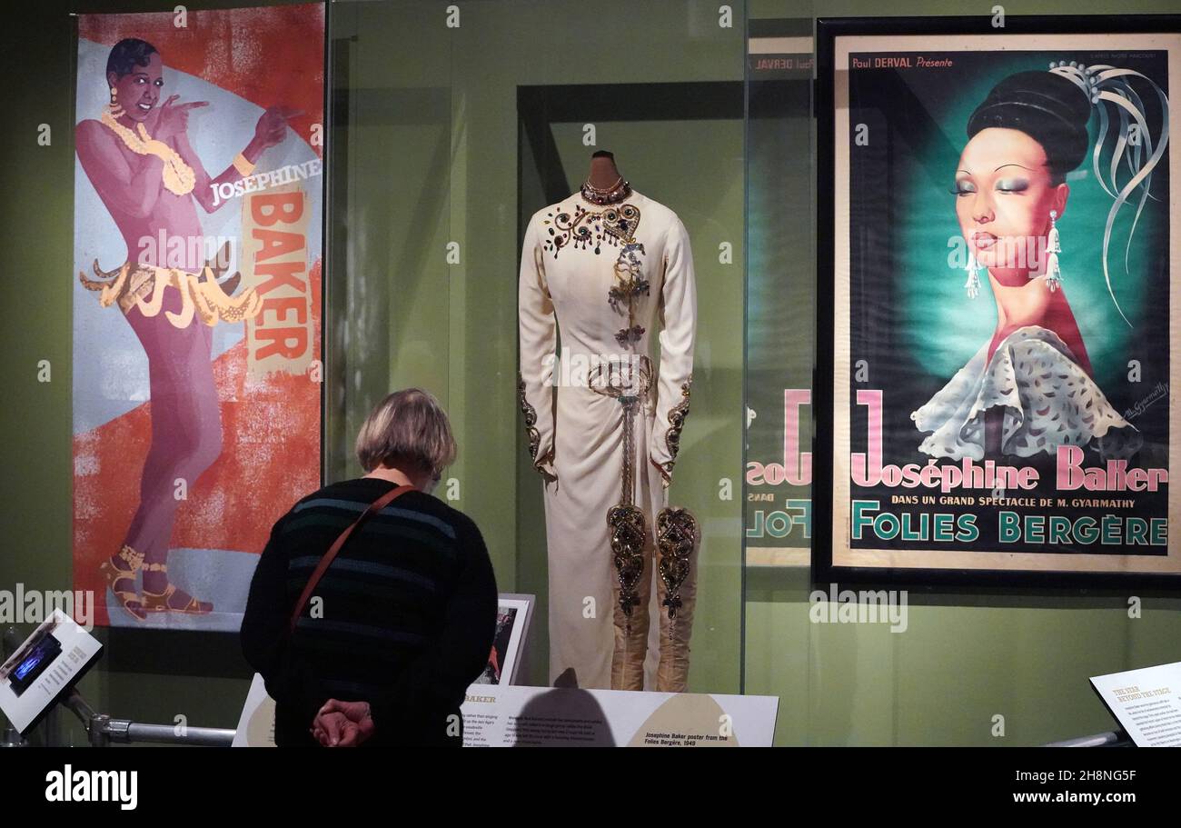 St. Louis, Usa. 30th. November 2021. Eine Frau in der Josephine Baker-Ausstellung in der Missouri Historical Society liest am Dienstag, den 30. November 2021, über ihr Leben in St. Louis. Baker, ein ehemaliger St. Louisian, war ein Tänzer und Sänger, der in Frankreich während der 1920s sehr populär wurde. Baker ist die erste schwarze Frau, die am französischen Pantheon zur Ruhe gebracht wird. Präsident Emmanuel Macron würdigte Baker' Vermächtnis während einer offiziellen Zeremonie am 30. November 2021 im Pantheon. Baker starb im Alter von 68 Jahren im Jahr 1975. Foto von Bill Greenblatt/UPI Credit: UPI/Alamy Live News Stockfoto