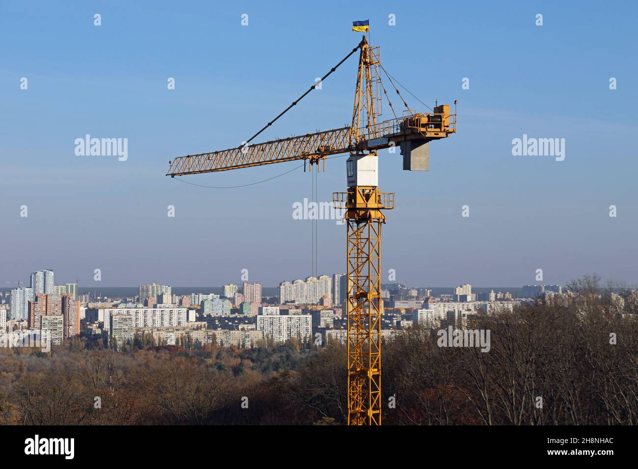 Kranich in Kiew während des Baus des neuen jüdischen Gedenkkomplexes Stockfoto