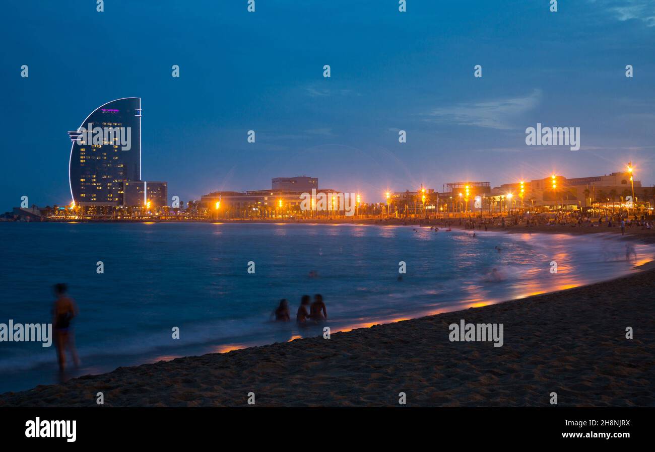 Barceloneta Strand in der Sommernacht Stockfoto