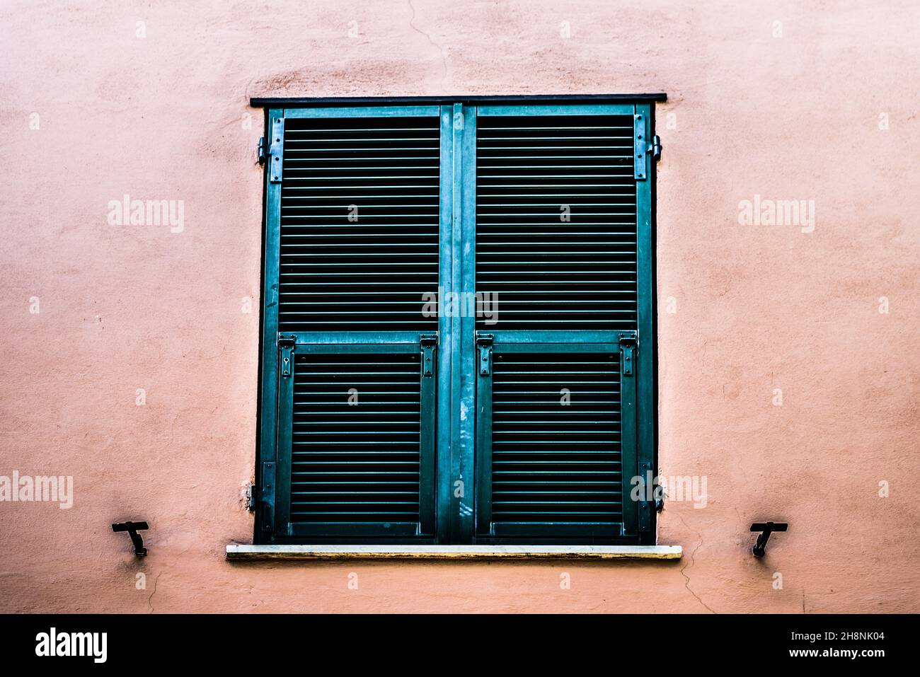 Klassisches italienisches Fenster mit Jalousien Stockfotografie - Alamy