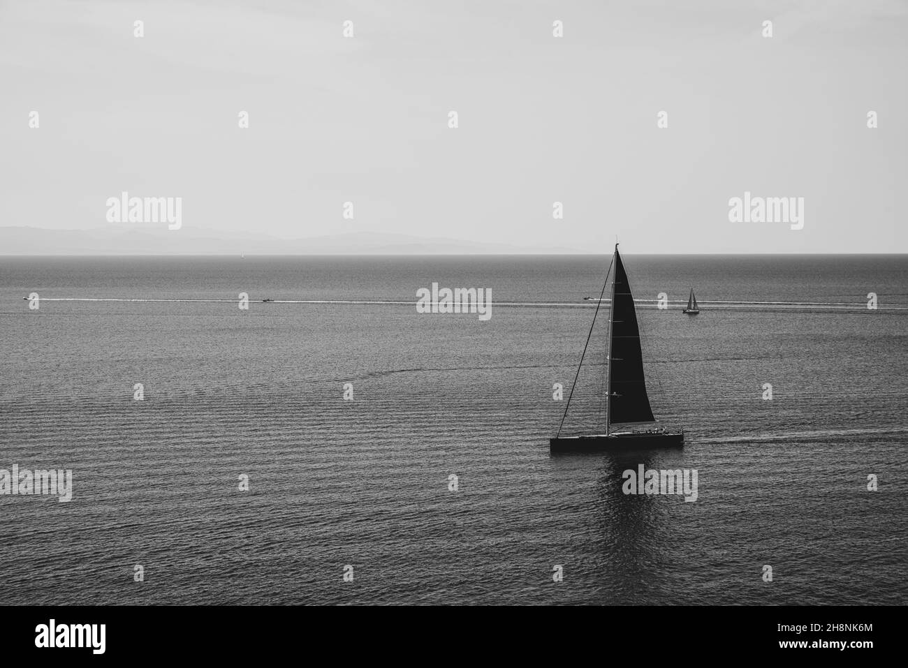 Schwarz-Weiß-Aufnahme eines klassischen Segelbootes im Mittelmeer Stockfoto