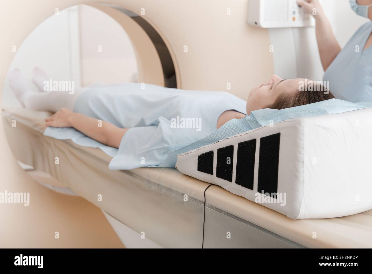 Arzt oder Krankenschwester und Patient mit Tomographie-CT oder MRI-Scan im Krankenhaus. Innenansicht der Radiographie-Abteilung. Technologisch fortschrittliche Ausrüstung in Stockfoto