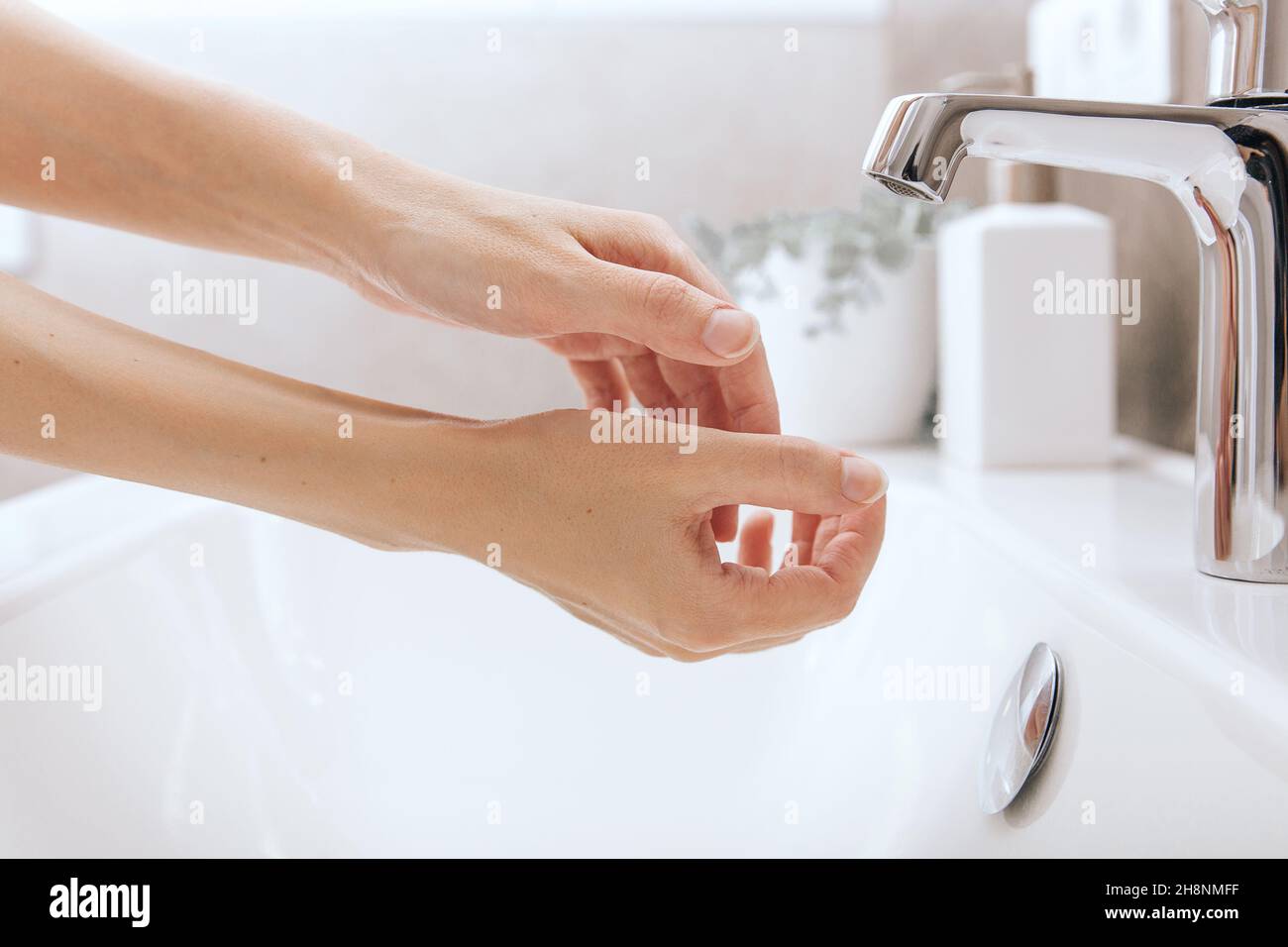 Händewaschen unter dem fliessenden Wasserhahn. Waschen von Händen, reiben mit Seife zur Vorbeugung von Corona-Viren, Hygiene, um die Ausbreitung des Corona-Virus im OP zu stoppen Stockfoto