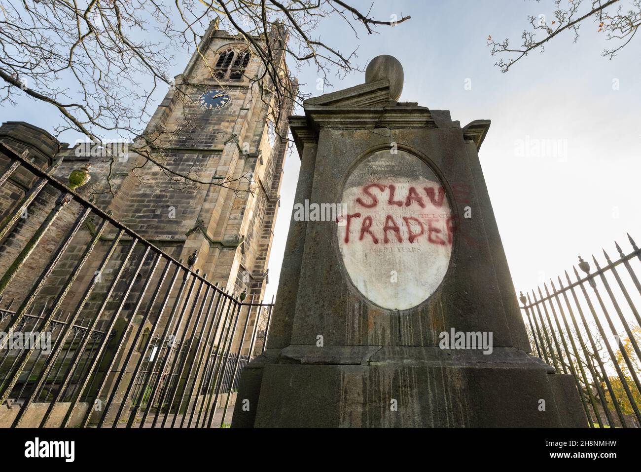 Black Lives Matter - das Denkmal der Familie Rawlinson wurde 2020 mit dem „SklavenTrader“ entstellt - Lancaster Priory Church, Lancaster, Lancashire, England, Großbritannien Stockfoto