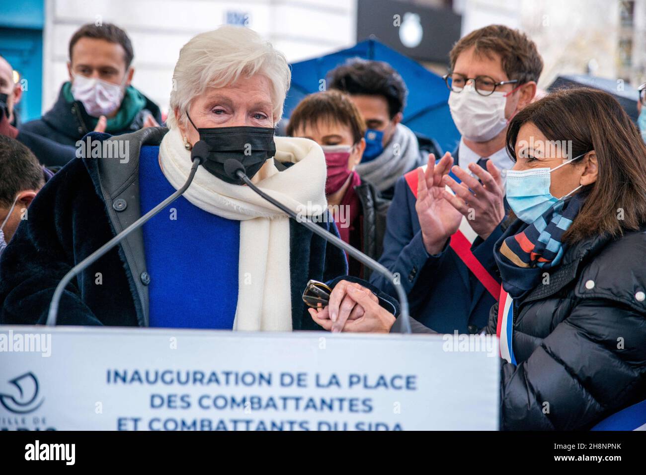 Einweihung par la Maire de Paris, Anne Hidalgo, de la première place en France en lâhonneur des combattantes et combattants du sida. Le Conseil de Paris a voté en novembre 2021 à l'einstimmig cette désignation dâune Place centrale du Marais (Saint Paul), le quartier Gay historique de la capitale pour rendre Hommage aux victimes du sida. Teilnahme an der Einweihung des ersten Platzes in Frankreich zu Ehren der AIDS-Kämpfer (Place des Combattantes et Combattants du SIDA Inauguration). Der Pariser Rat stimmte im November 2021 einstimmig für die Ausweisung eines zentralen Platzes im Marais (Saint Paul), t Stockfoto