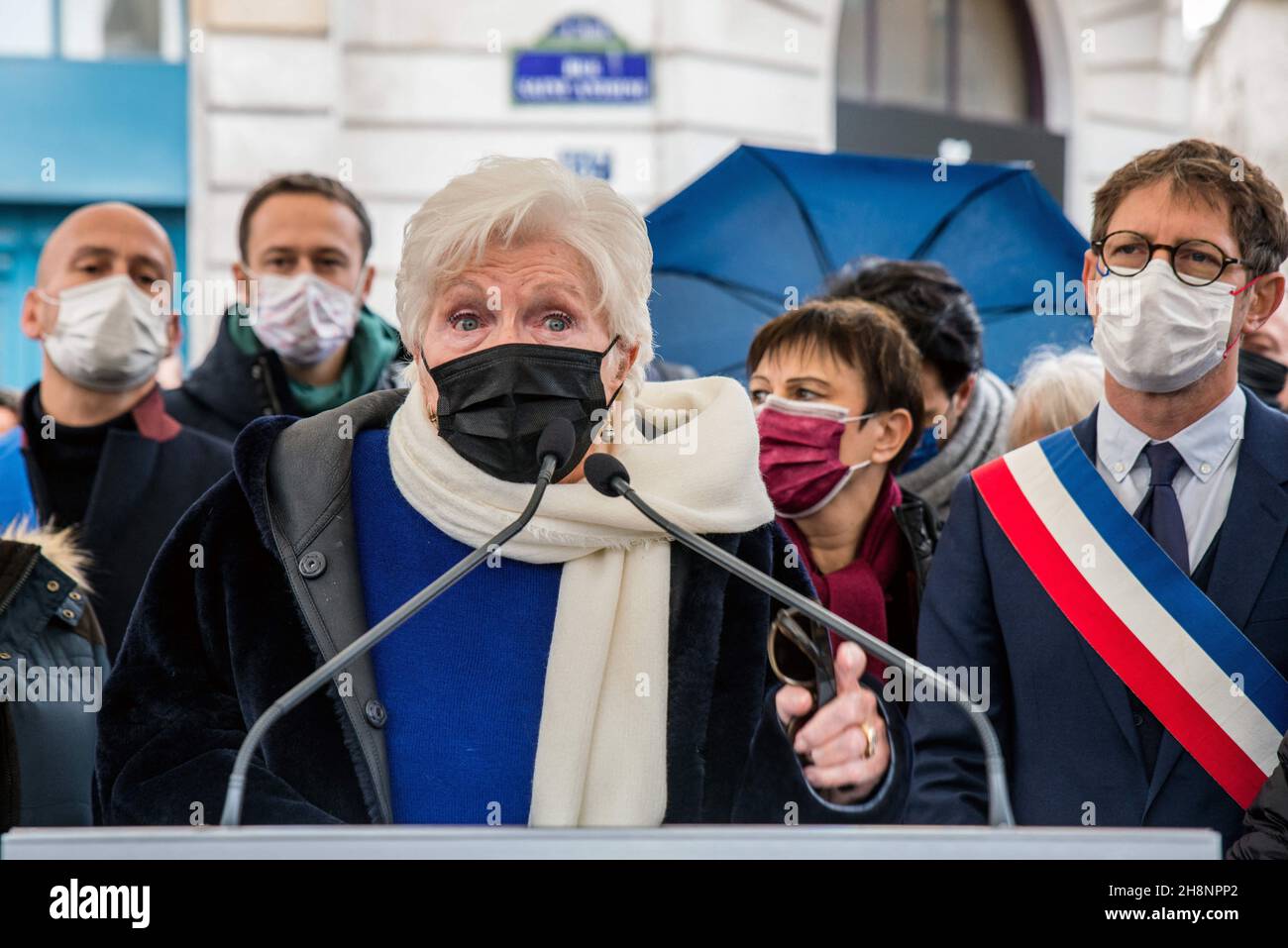 Einweihung par la Maire de Paris, Anne Hidalgo, de la première place en France en lâhonneur des combattantes et combattants du sida. Le Conseil de Paris a voté en novembre 2021 à l'einstimmig cette désignation dâune Place centrale du Marais (Saint Paul), le quartier Gay historique de la capitale pour rendre Hommage aux victimes du sida. Teilnahme an der Einweihung des ersten Platzes in Frankreich zu Ehren der AIDS-Kämpfer (Place des Combattantes et Combattants du SIDA Inauguration). Der Pariser Rat stimmte im November 2021 einstimmig für die Ausweisung eines zentralen Platzes im Marais (Saint Paul), t Stockfoto