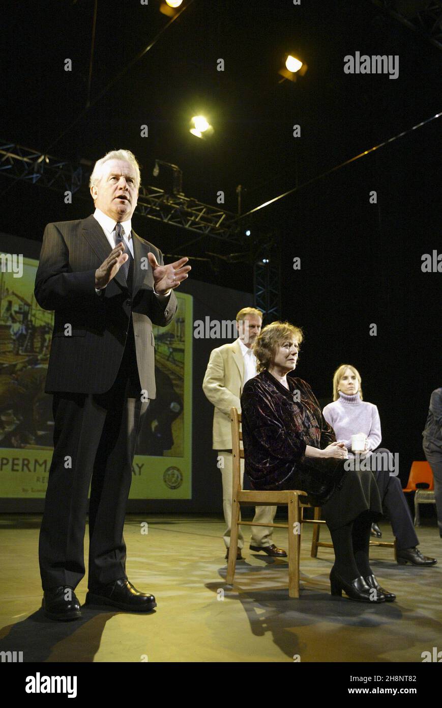 l-r: Ian Redford, Sam Graham, Kika Markham, Bella Merlin in THE PERMANENT WAY von David Hare am Theatre Royal, York, England 15/11/2003 an Out of Joint & National Theatre Co-Production Design: William Dudley Beleuchtung: Johanna Stadtleitung: Max Stafford-Clark Stockfoto