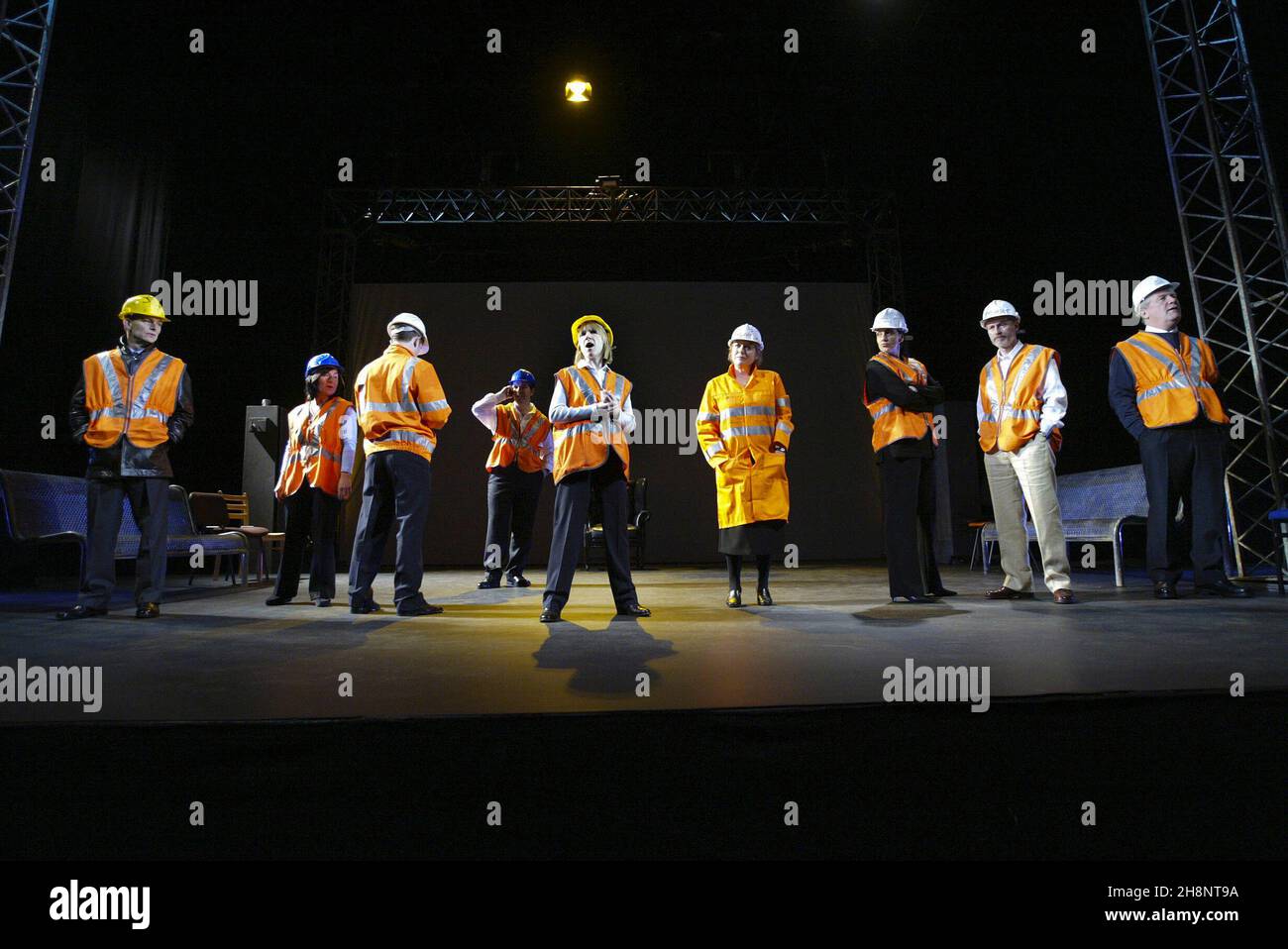 Track Workers (Mitte - Bella Merlin) in THE PERMANENT WAY von David Hare am Theatre Royal, York, England 15/11/2003  n aus Joint & National Theatre Co-Production Design: William Dudley Beleuchtung: Johanna Town Regie: Max Stafford-Clark Stockfoto