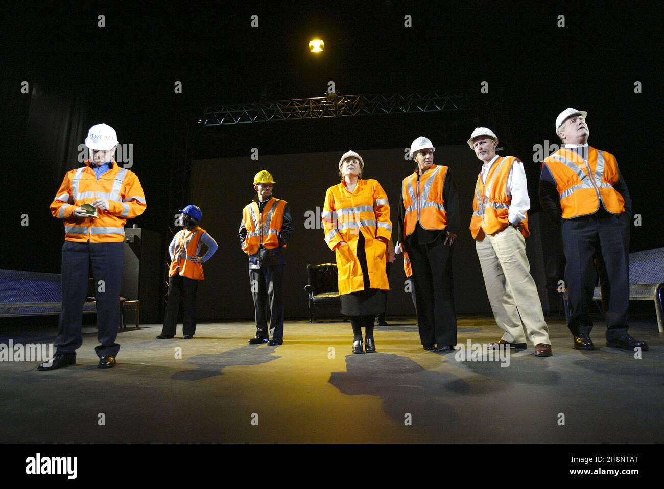Track Workers (Mitte - Kika Markham) in THE PERMANENT WAY von David Hare am Theatre Royal, York, England 15/11/2003 eine Out of Joint & National Theatre Koproduktion Design: William Dudley Beleuchtung: Johanna Town Regie: Max Stafford-Clark Stockfoto