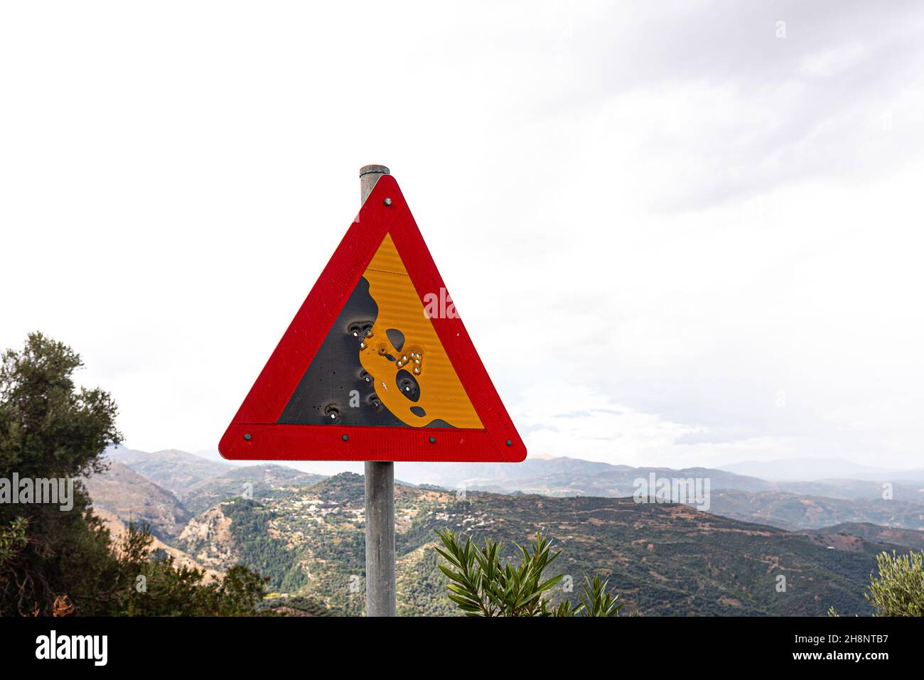 Einschusslöcher in einem Straßenschild in den Bergen Kretas, 14. Oktober 2021 Stockfoto