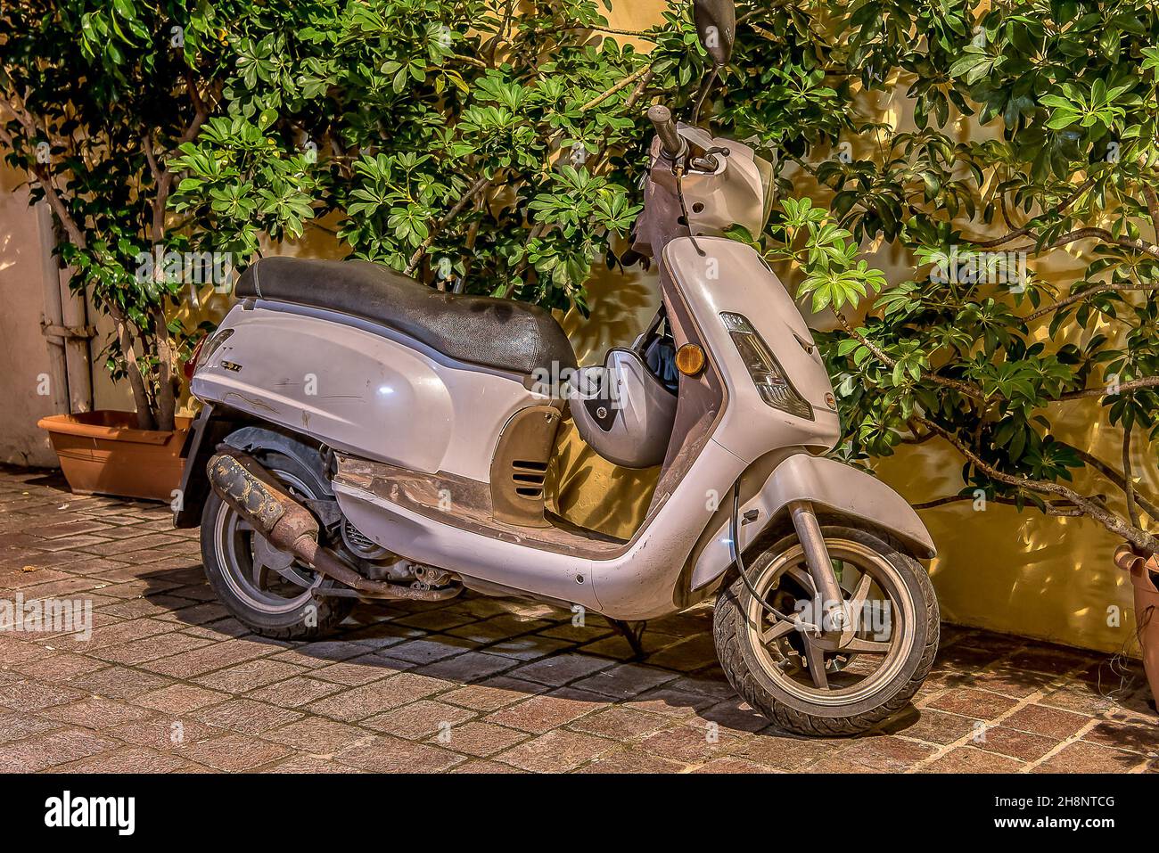 Crete Moped Scooter Motorbike Stockfotos und -bilder Kaufen - Alamy