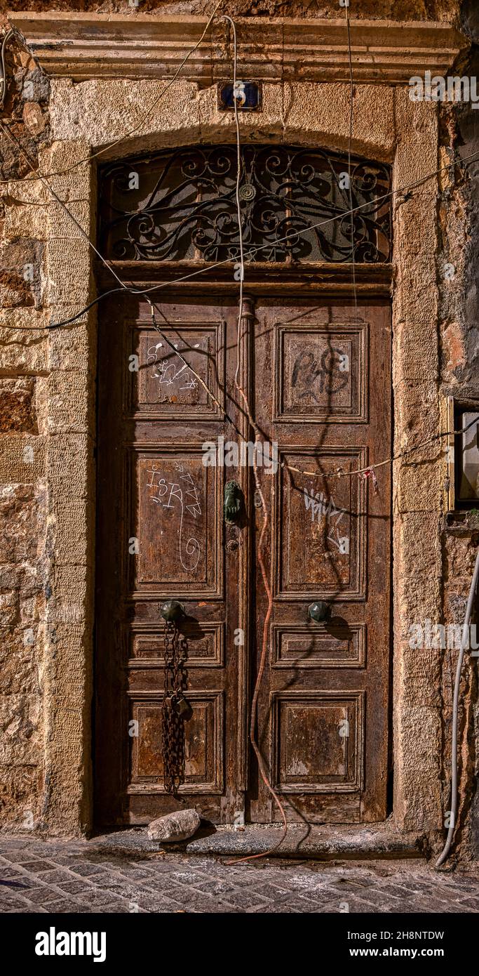 Eine braune alte Holztür in der Altstadt von Chania, Kreta, Griechenland, 15. Oktober 2021 Stockfoto