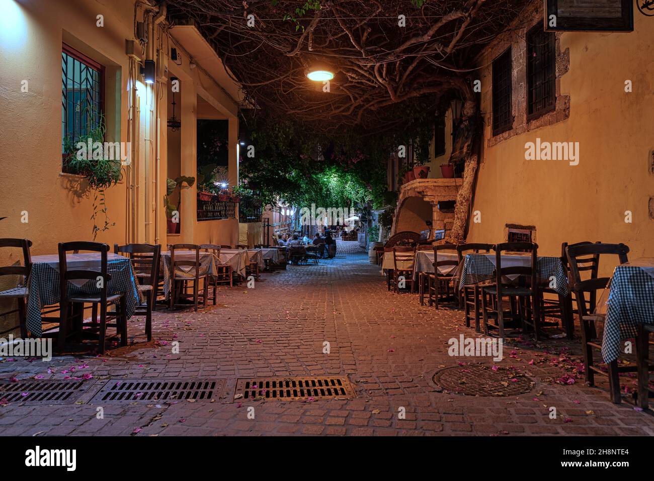 Tische an den Wänden leuchteten nachts in der Altstadt von Chania, Kreta, Griechenland, 15. Oktober 2021 Stockfoto