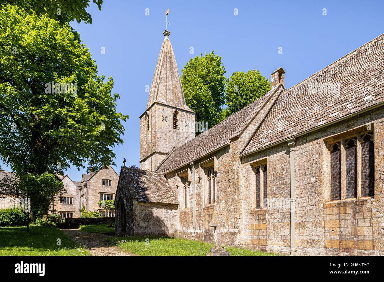 Die Kirche St. Bartholemew aus dem 12th. Jahrhundert und das Herrenhaus im Cotswold-Dorf Notgrove, Gloucestershire, Großbritannien Stockfoto