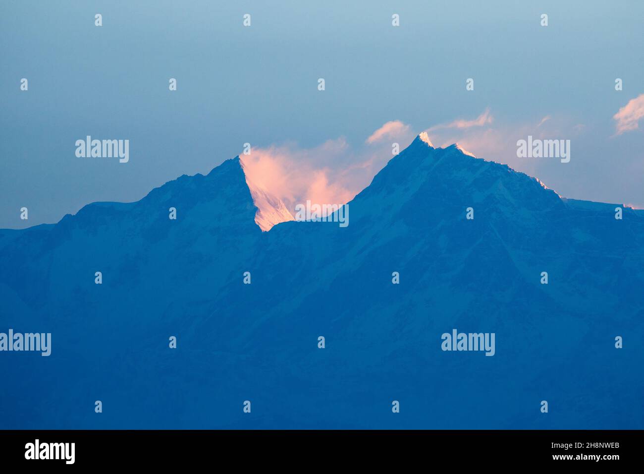 Sonnenaufgang auf den Gipfeln des Manaslu (links) und Ngadi Chuli/Peak 29 im Mansiri Himal. Von Bandipur aus gesehen, Nepal. Stockfoto