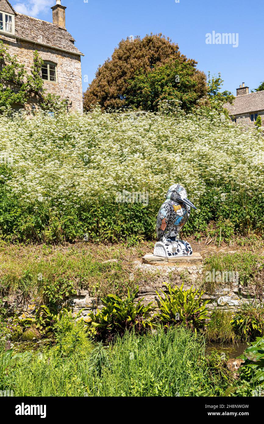 Ein gemaltes Modell Eisvögel, einer von 21 auf dem 2021 Kingfisher Trail, durch den Frühling im Cotswold Dorf Notgrove, Gloucestershire UK Stockfoto