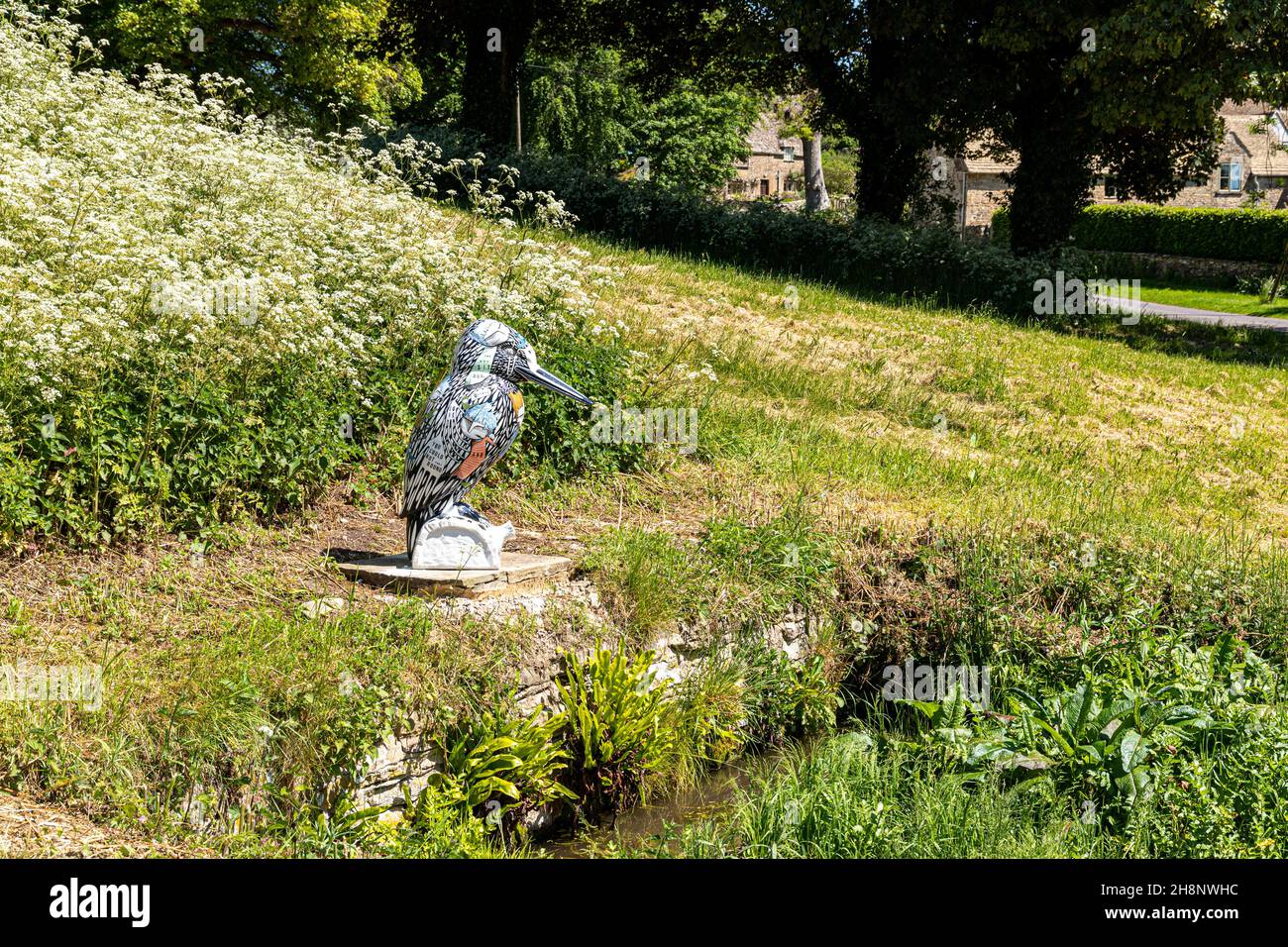 Ein gemaltes Modell Eisvögel, einer von 21 auf dem 2021 Kingfisher Trail, durch den Frühling im Cotswold Dorf Notgrove, Gloucestershire UK Stockfoto