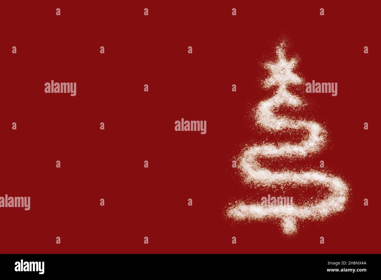 Frohe Weihnachten und ein Frohes neues Jahr. Weihnachtskarte - eine weiße Weihnachtsbaumform aus Salz, wie Schnee, auf einem roten Hintergrund. Minimale Urlaubskonz Stockfoto