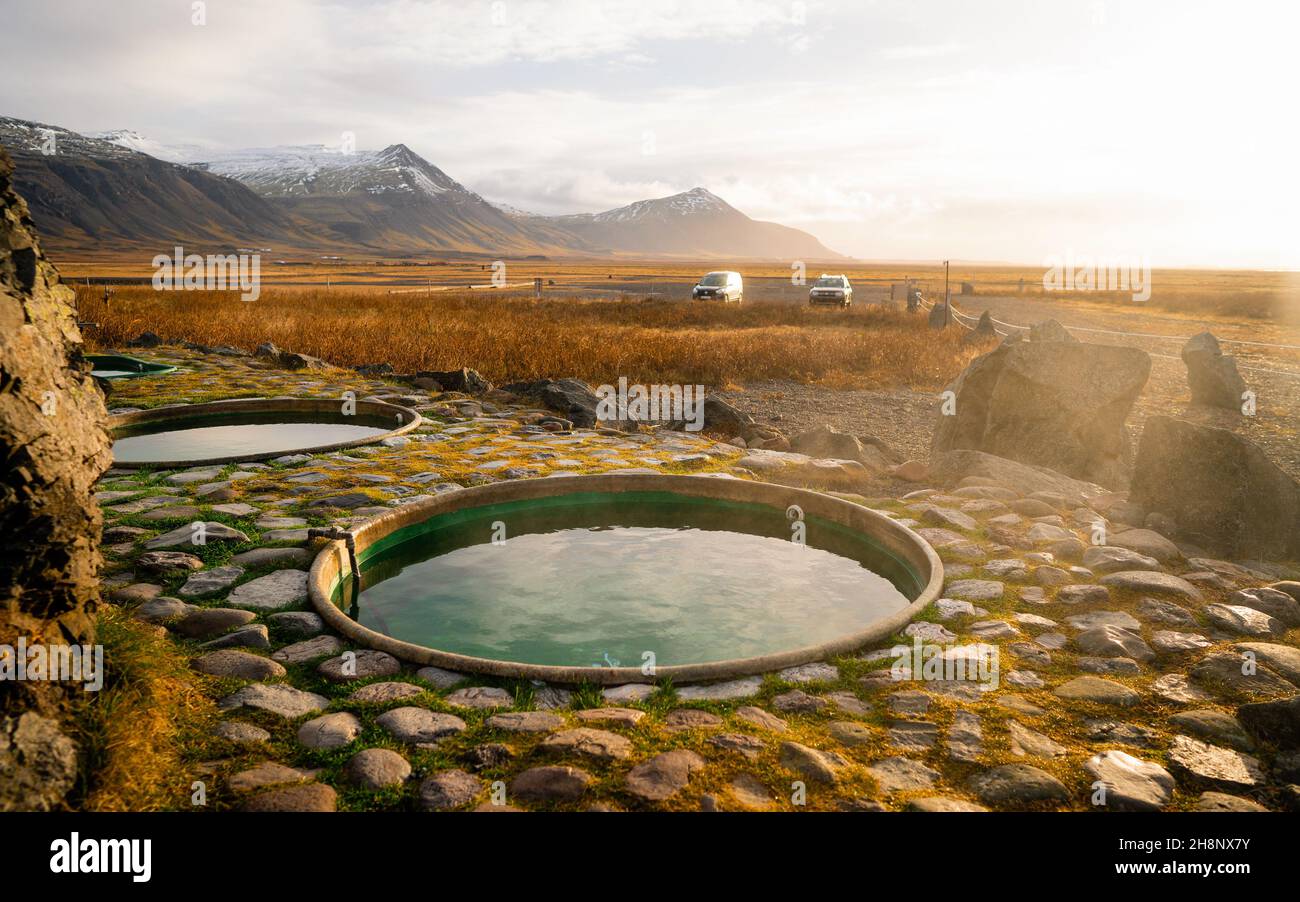 Warm werden in Island. Whirlpools auf einem Bauernhof in Island, umgeben von Bergen und Schnee. Hoffell, Südisland. Stockfoto